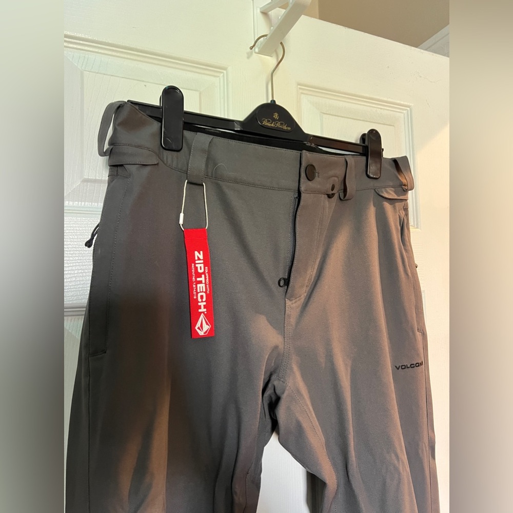 VOLCOM Snowboarding/Ski Pants NWT